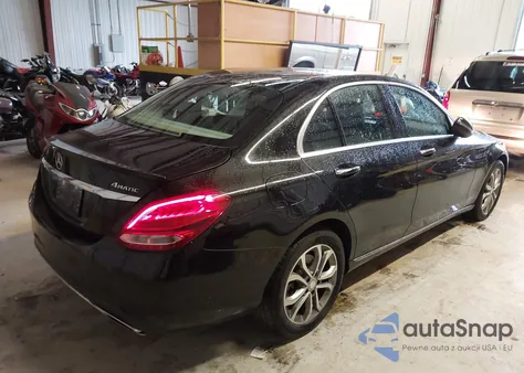 2016 Mercedes-Benz C 300 4Matic z USA, uszkodzony, nr VIN 55SWF4KB6GU171070